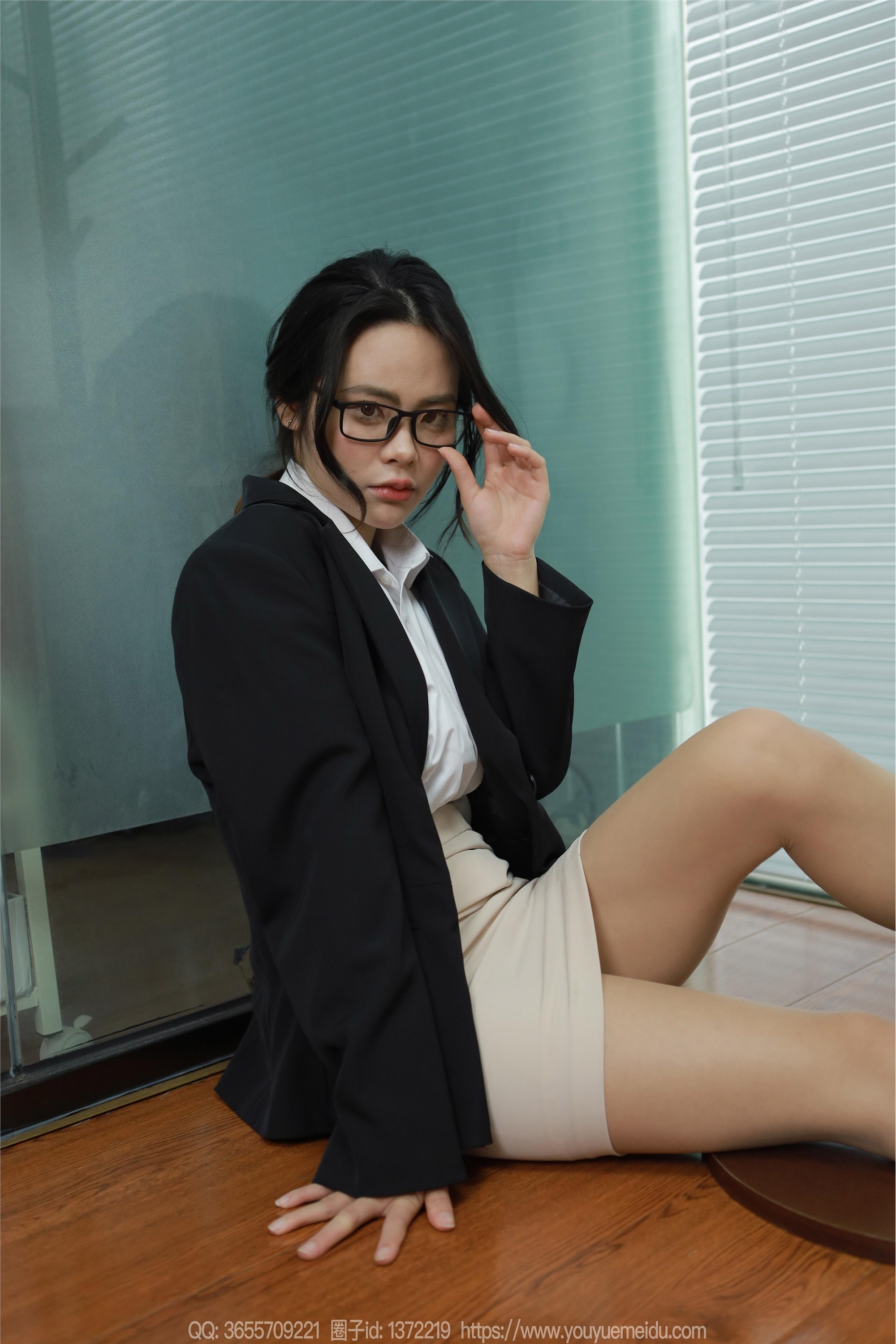 IESS异思趣向  2024.03.24 丝享家 1697 兔兔《眼镜辣兔》